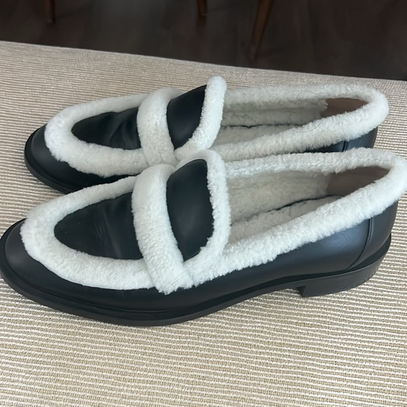Stuart Weitzman Black leather and White Shearling Lined Loafer - Picture 2 of 3